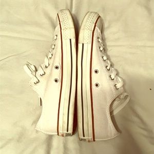 Women’s Converse Low Top Chucks - size 8